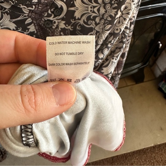 Azalea by Firmiana Black and Red Graphic Women's Top Floral XL - Picture 6 of 7